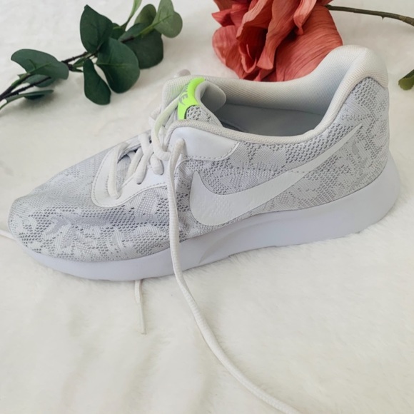 Nike Women's Tanjan Prism White Mesh Sneakers - Size 8.5 - Picture 5 of 9